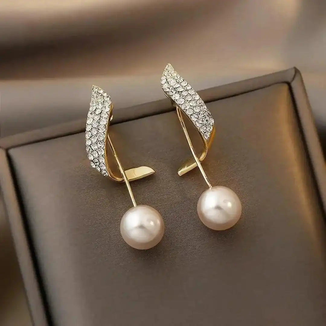 Stijlvolle Gouden Oorbellen met Elegante Parelhangertjes