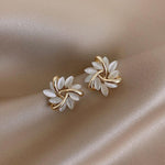 Witte Opaal Oorbellen in Bloemvorm