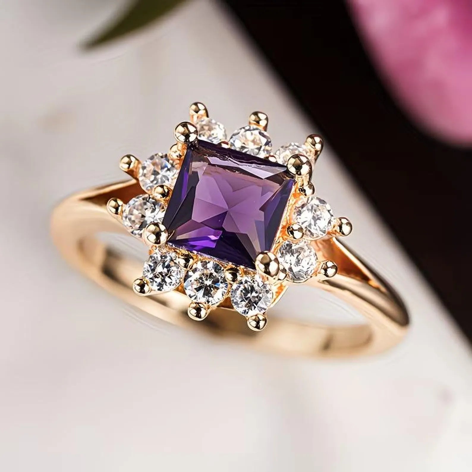 Koninklijke Halo Ring met Princess Geslepen Steen